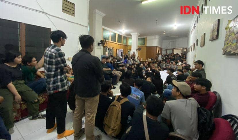 Akbar Sumut menggelar konsolidasi di kantor LBH Medan (IDN Times/Indah Permata Sari)
