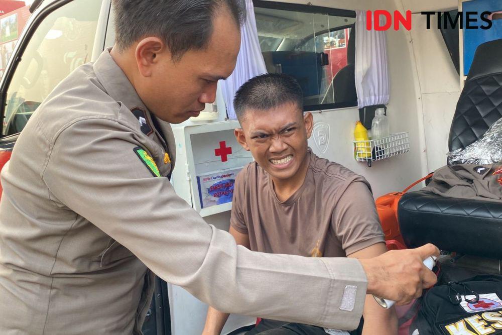Polisi Kena Sabetan Selang oleh Massa Demo di Depan DPR