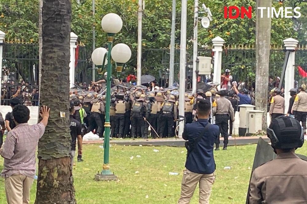 Pagar DPR Dijebol, Massa Demo Kawal Putusan MK Paksa Masuk