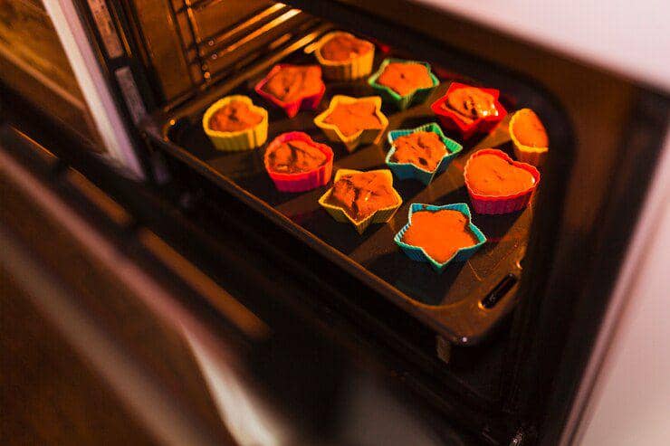 ilustrasi cetakan kue dalam oven (freepik.com/freepik)