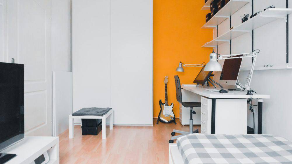 Desain kamar kos minimalis (unsplash.com/Norbert Levajsics)