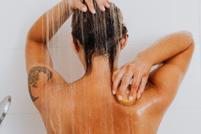 ilustrasi sedang mandi (pexels.com/Karolina Kaboompics)
