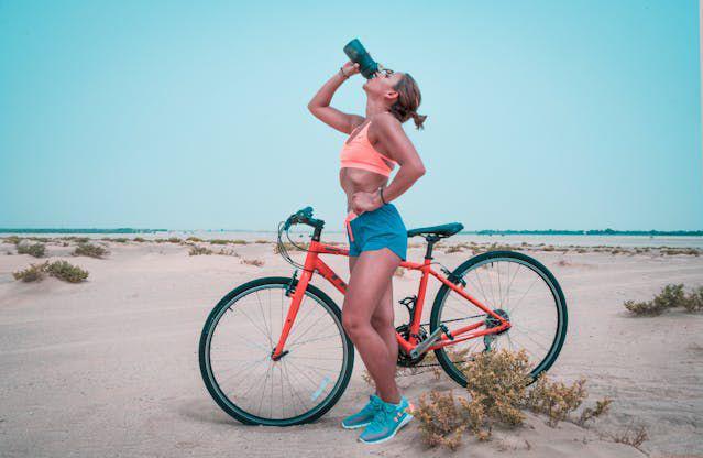 ilustrasi minum air (pexels.com/The Lazy Artist Gallery)