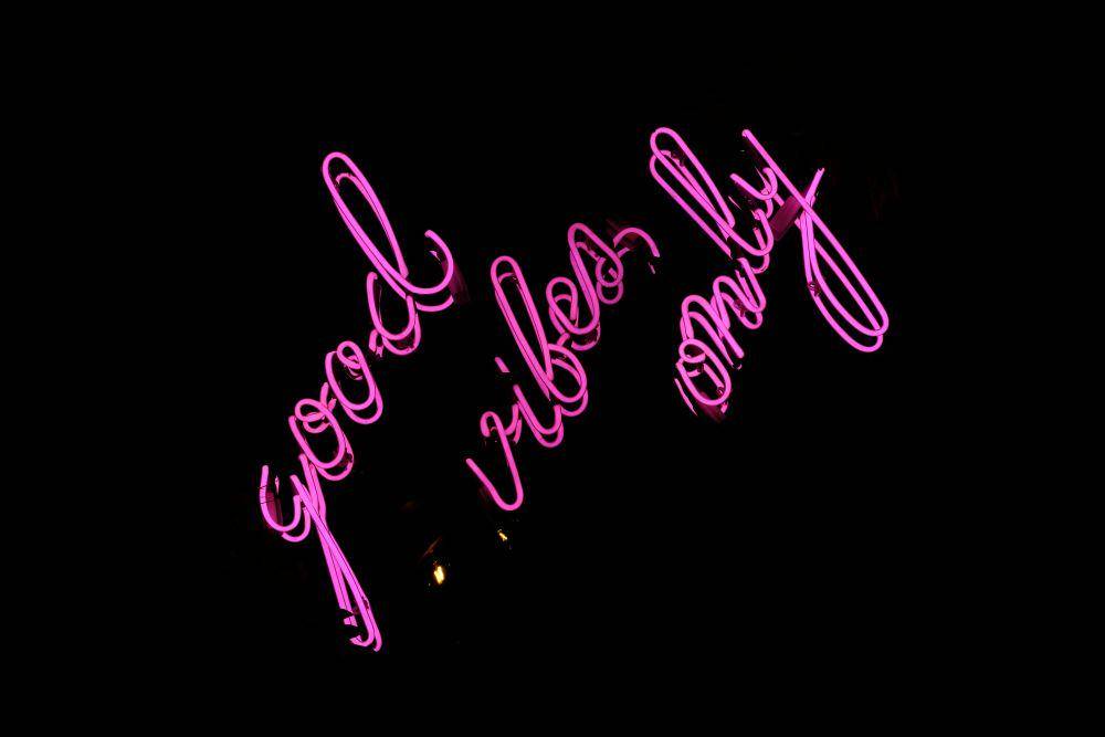 Quotes good vibes only (pexels.com/Tolga Aslantürk)