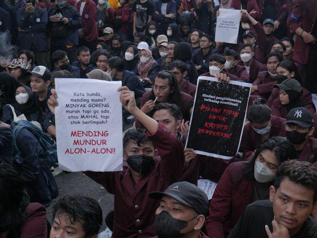Mengapa Sinyal Seluler Menjadi Lemah dan Hilang di Keramaian?