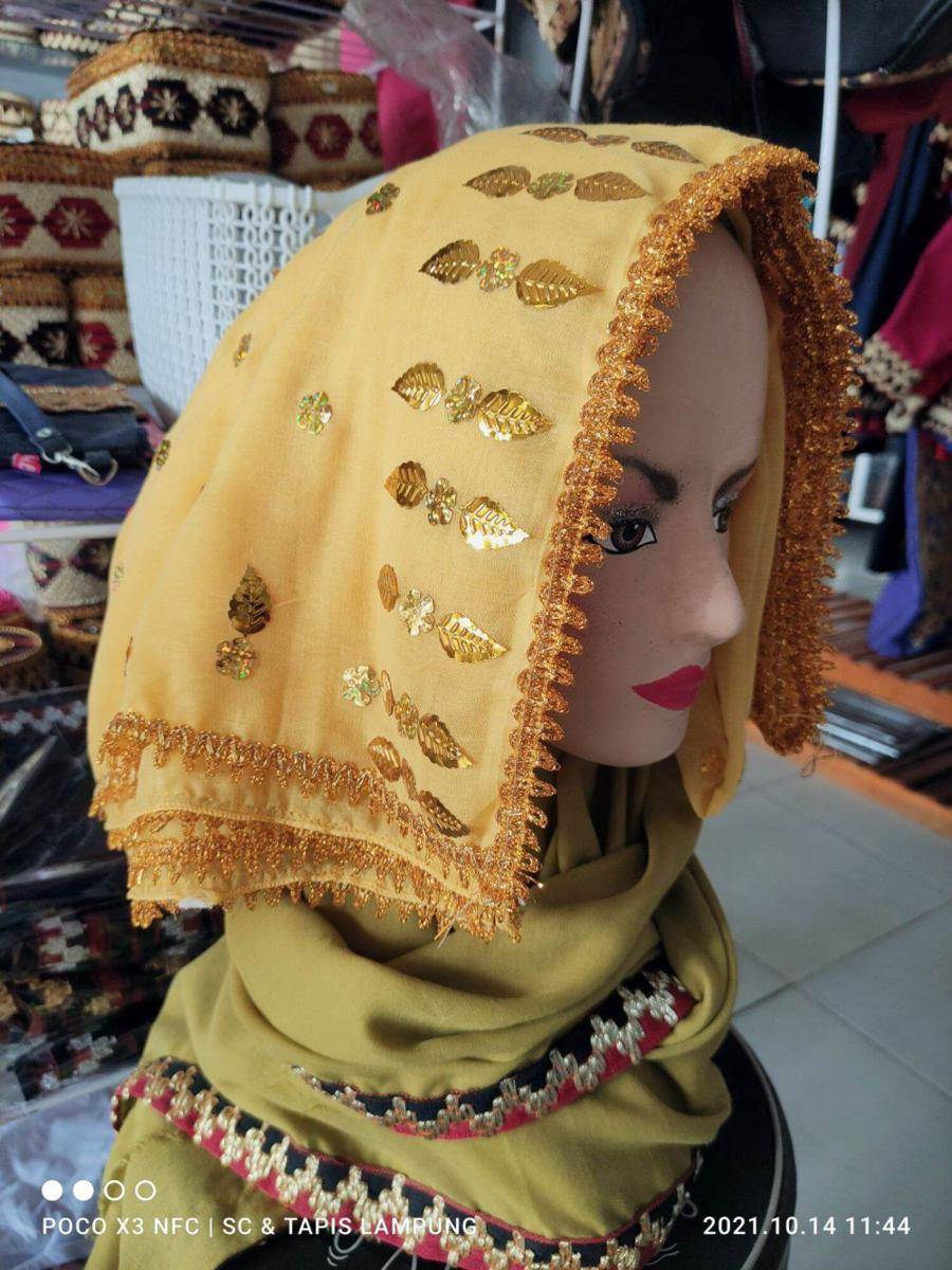 Kain penutup kepala masyarakat Lampung atau Maduaro (lazada.co.id/Sellaclutch)