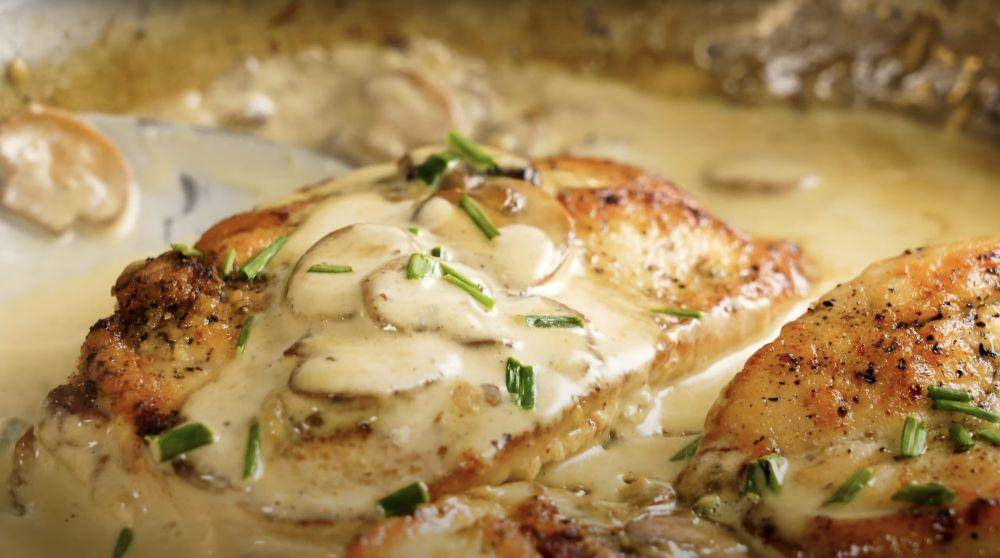ilustrasi creamy mushroom chicken (youtube.com/RecipeTin Eats)