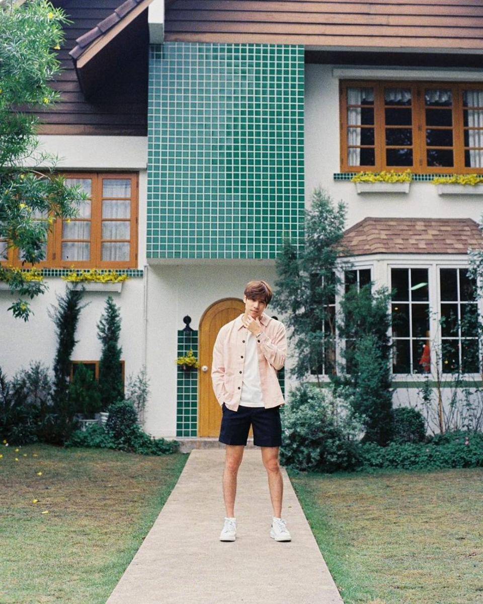 OOTD t-shirt putih ala Jespipat Tilapornputt (instagram.com/jesjpp)