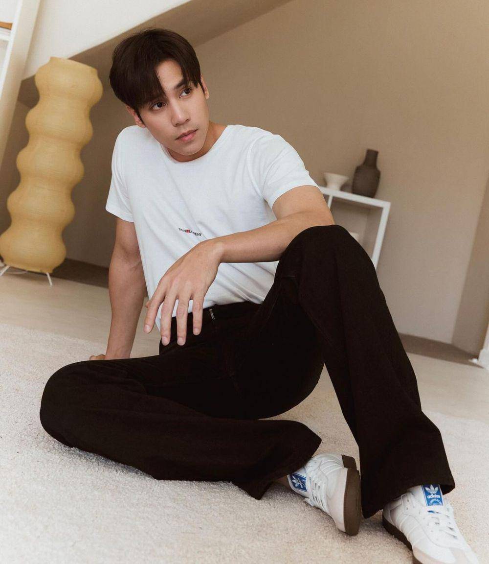 OOTD t-shirt putih ala Jespipat Tilapornputt (instagram.com/jesjpp)