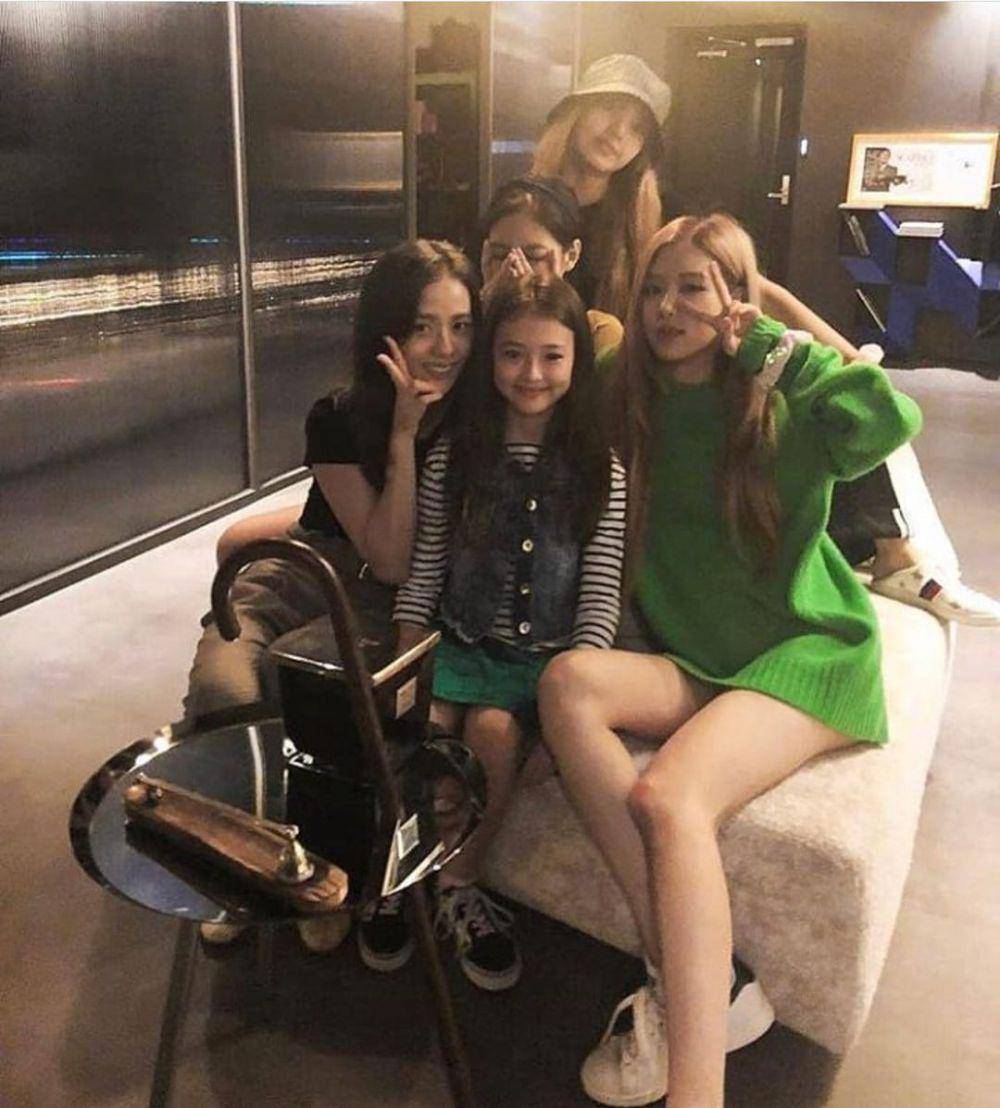 Ella Gross MEOVV dan member BLACKPINK (instagram.com/blackpink_yg_jisoo)