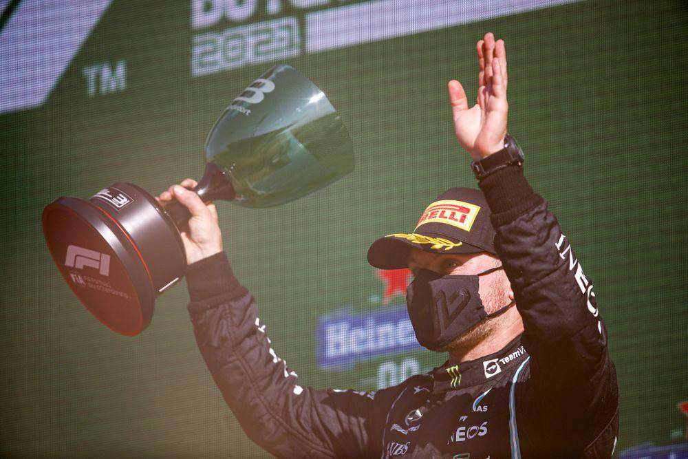 Valtteri Bottas mengangkat trofi juara ketiga di GP Belanda 2021. (mercedes-benz-archive.com)
