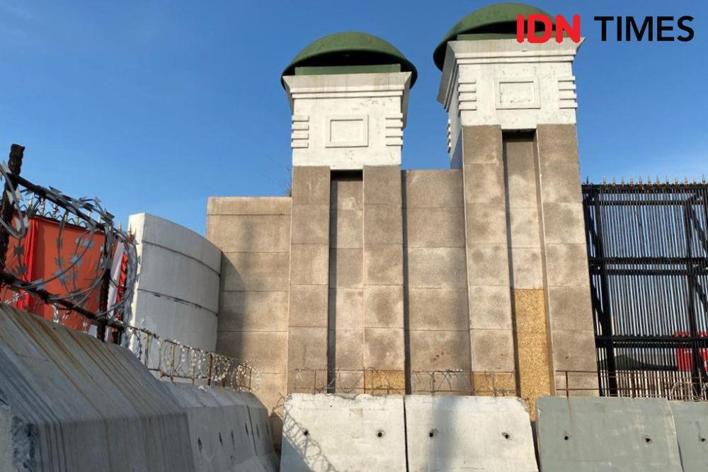 Gedung DPR dikelilingi pagar beton berduri jelang RUU Pilkada disahkan pada Kamis (22/8/2024). (IDN Times/Irfan Fathurohman)