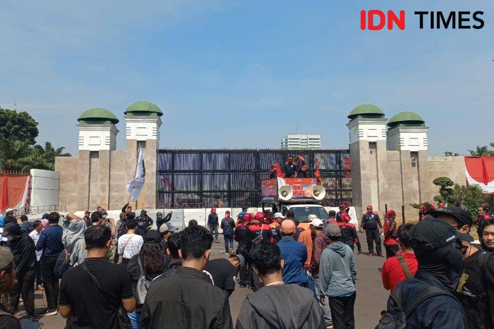 Masa aksi memadati kompleks DPR menuntut soal RUU Pilkada pada Kamis (22/8/2024). (IDN Times/Fauzan)