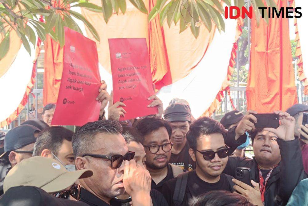 Sejumlah publik figur ikut hadiri demo soal RUU Pilkada di Gedung DPR pada Kamis (22/8/2024). (IDN Times/Tino Satrio)