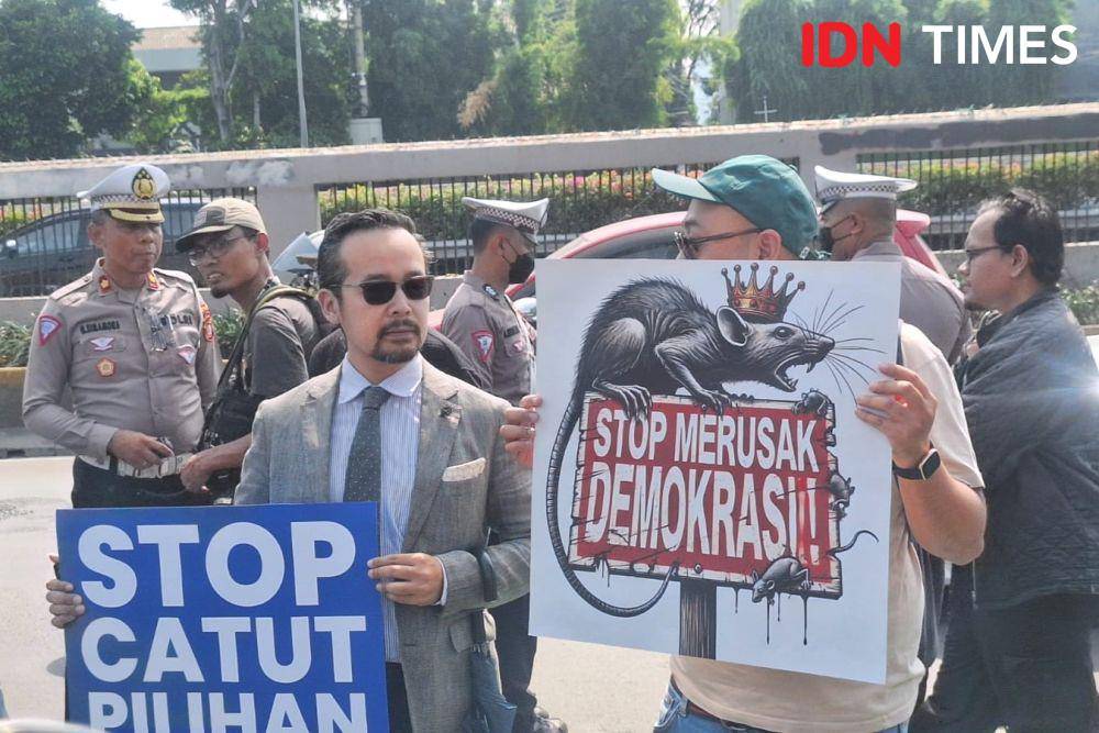 Peserta aksi hadir di Gedung DPR untuk berunjuk rasa dengan setelan jas pada Kamis (22/8/2024). (IDN Times/Lia Hutasoit)