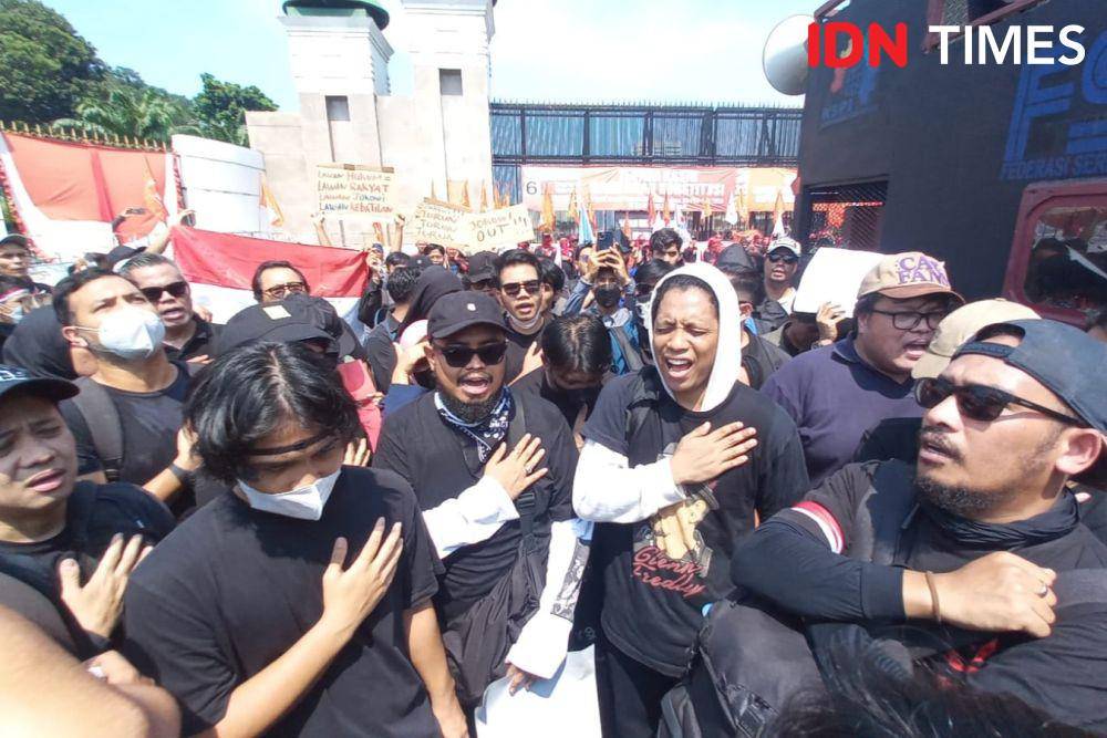 Abdel dan Arie Kriting terlihat ikuti aksi demo soal RUU Pilkada di depan Gedung DPR pada Kamis (22/8/2024). (IDN Times/Fauzan)