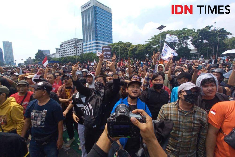 Massa aksi unjuk rasa mulai rusuh di depan Gedung DPR RI, Kamis (22/8/2024). (IDN Times/Fauzan)