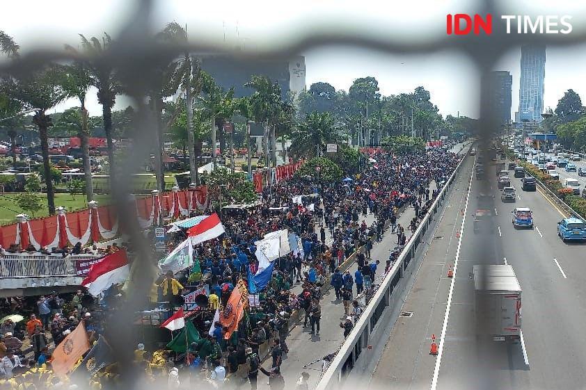 Ratusan Mahasiswa tiba di depan Gedung DPR untuk berunjuk rasa soal RUU Pilkada pada Kamis (22/8/2024). (IDN Times/Fauzan)