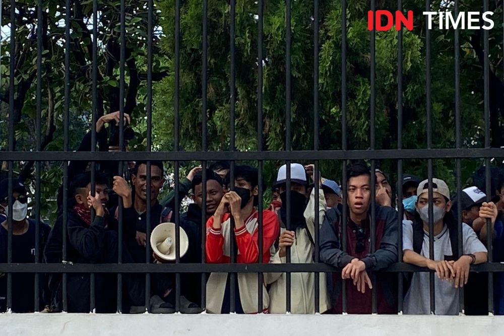 Penjagaan ketat di gedung DPR RI saat massa berhasil menjebol pagar gedung DPR. (IDN Times/Lia Hutasoit)