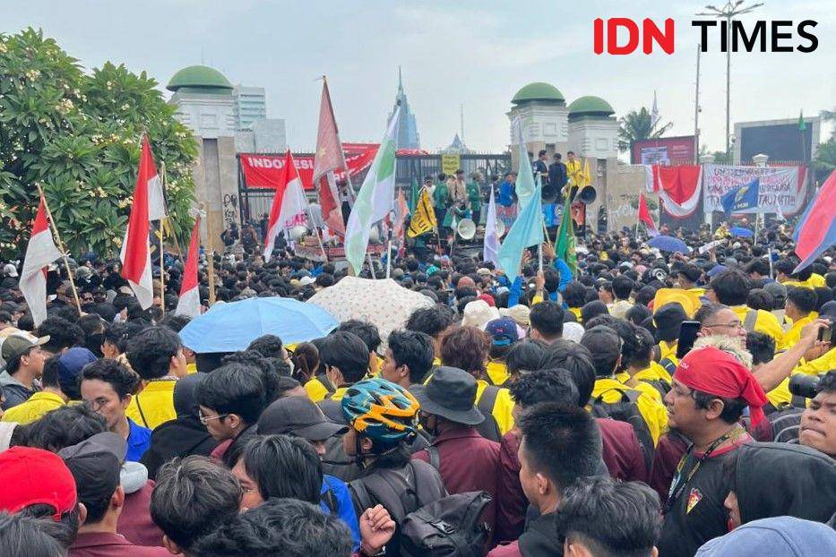 Massa demo di gedung DPR RI saat berunjuk rasa soal RUU Pilkada pada Kamis (22/8/2024). (IDN Times/Uni Lubis)