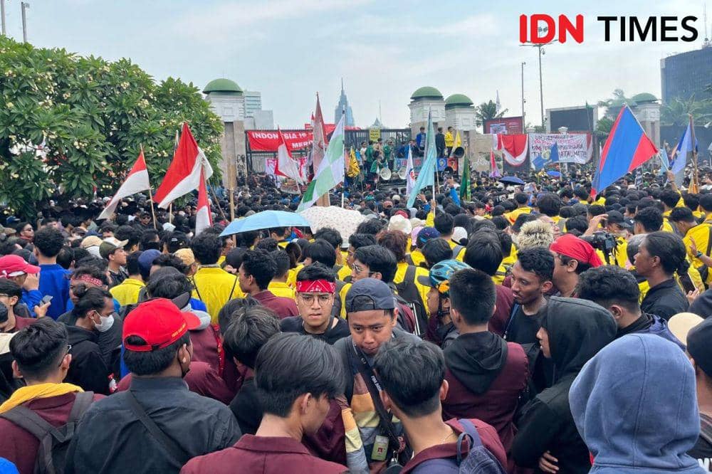 Massa demo di gedung DPR RI saat berunjuk rasa soal RUU Pilkada pada Kamis (22/8/2024). (IDN Times/Uni Lubis)
