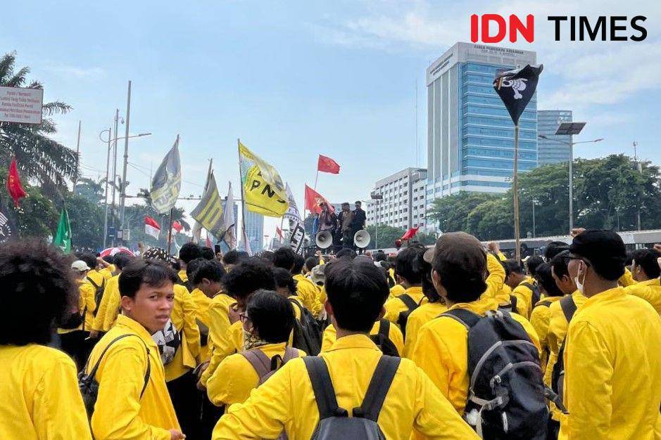 Massa demo di gedung DPR RI saat berunjuk rasa soal RUU Pilkada pada Kamis (22/8/2024). (IDN Times/Uni Lubis)