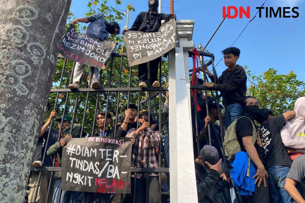 Massa demo di gedung DPR RI saat berunjuk rasa soal RUU Pilkada pada Kamis (22/8/2024). (IDN Times/Irfan Fathurohman)