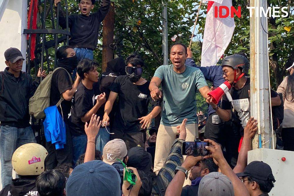 Massa demo di gedung DPR RI saat berunjuk rasa soal RUU Pilkada pada Kamis (22/8/2024). (IDN Times/Irfan Fathurohman)