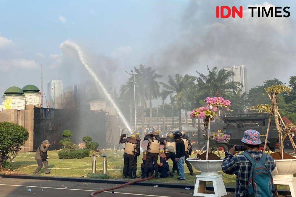 Polisi semprotkan air ke arah massa demo RUU Pilkada di DPR pada Kamis (22/8/2024). (IDN Times/Irfan Fathurohman)