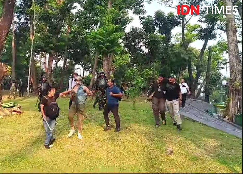 Polisi Tembak Gas Air Mata ke Massa Demo di Depan DPR, 3 Orang Ditangkap (IDN Times/Tino Satrio)