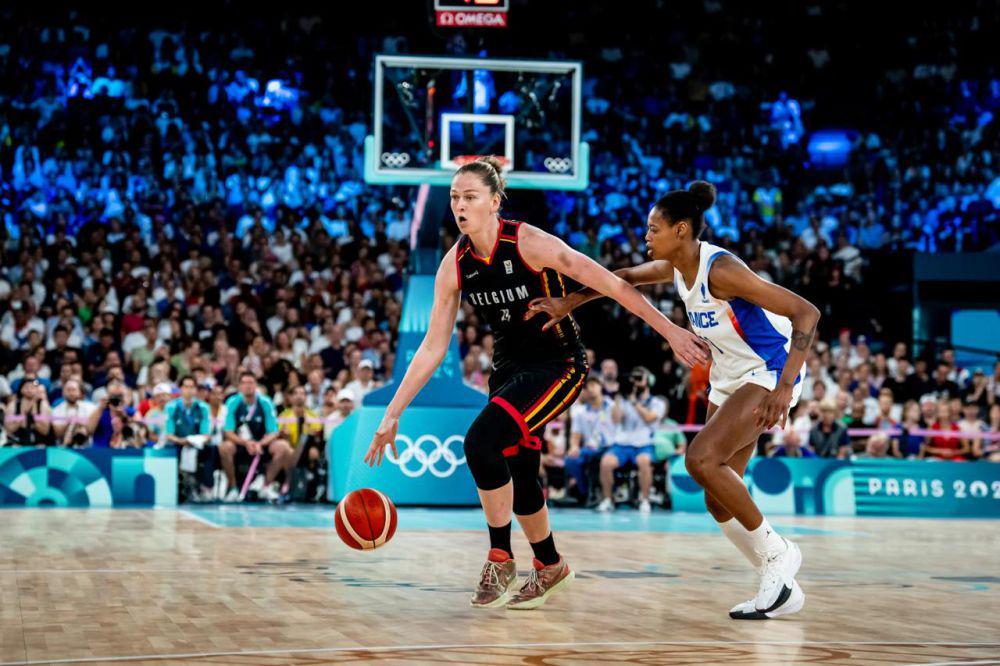 Emma Messeman bermain di Olimpiade 2024 Paris (fiba.basketball)
