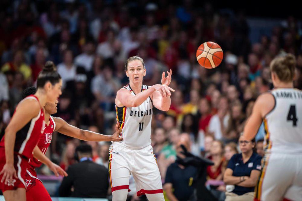 Emma Meesseman bermain di Olimpiade 2024 Paris. (fiba.basketball)