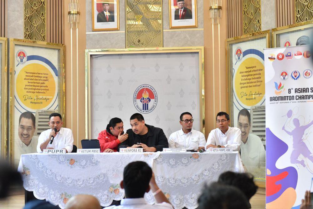 Konferensi pers Ketum PP PBSI, Fadil Imran bersama Menteri Pemuda dan Olahraga Dito Ariotedjo serta Ketua tim pada Kasubdit Ciptakarya Kementerian Pekerjaan Umum dan Perumahan Rakyat (PUPR) Zulfikar (dok.Kemenpora)