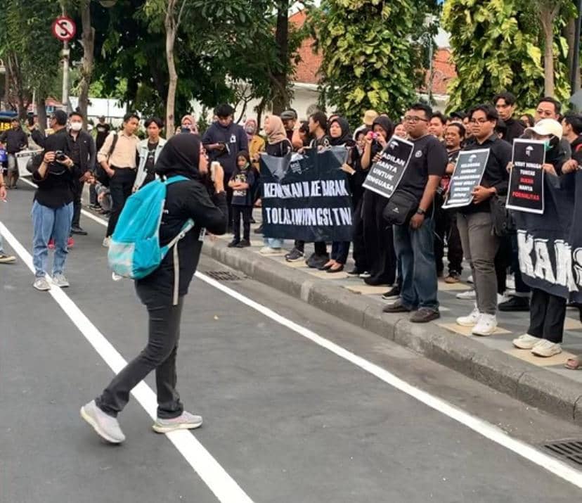 Penutupan orasi di aksi kamisan, Kamis, 22 Agustus 2024. (IDN Times/Myesha Fatina)