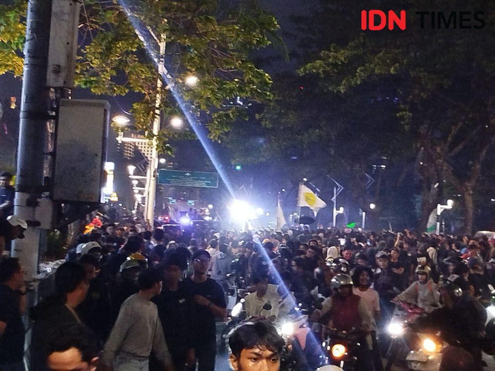 Polisi Pukul Mundur Massa Aksi hingga Kantor Kemenpora