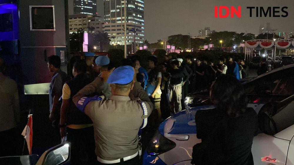 21 Demonstran Dibawa ke dalam Mobil Tahanan di DPR
