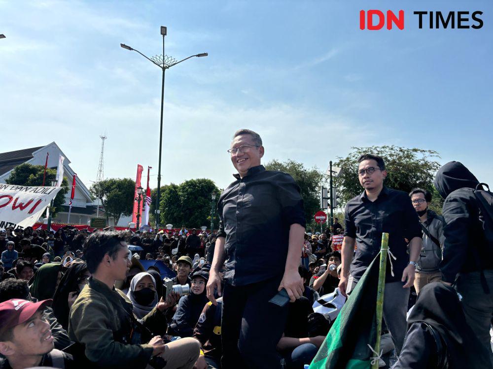 Rektor UII Baca Puisi Sak Karepmu di Tengah Aksi Jogja Memanggil