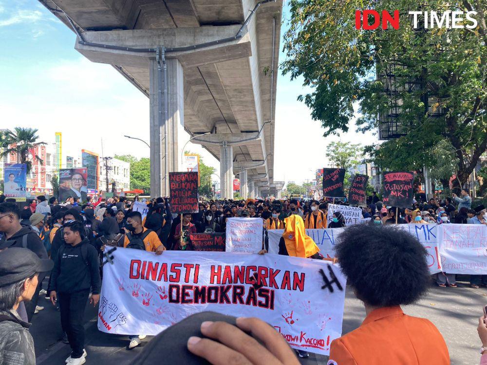 Mahasiswa Makassar Demo Kawal Putusan MK: Dinasti Hancurkan Demokrasi!