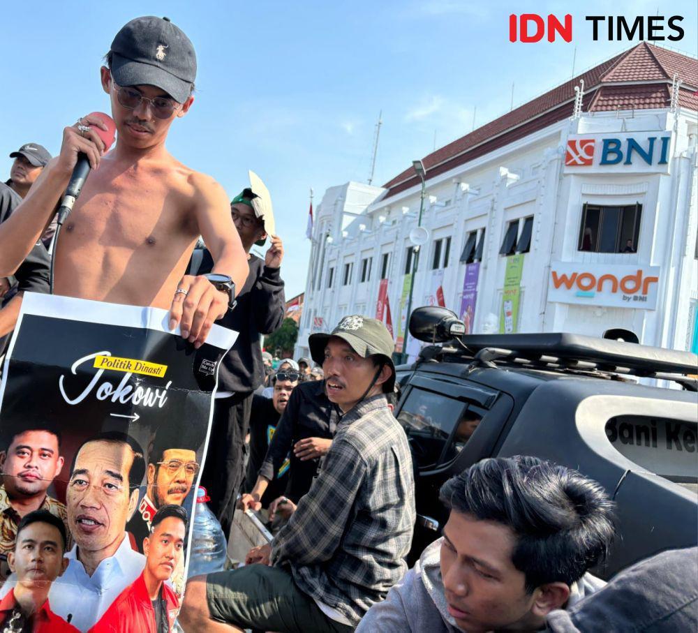 Peserta Aksi Jogja Memanggil Bakar Foto Jokowi dan Keluarga