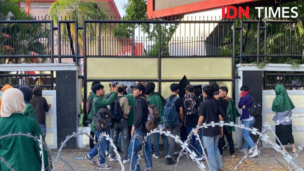 Demonstran menjebol pagar utama gedung DPRD Sulsel, Kamis (22/8/2024). IDN Times/Faisal Mustafa