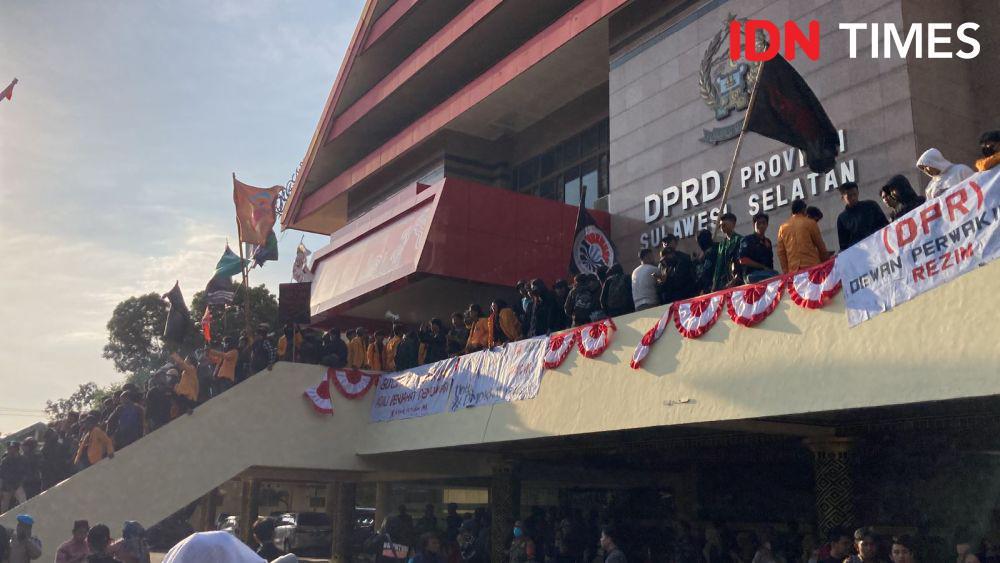 [BREAKING] Pagar Jebol, Gedung DPRD Sulsel Diduduki Demonstran