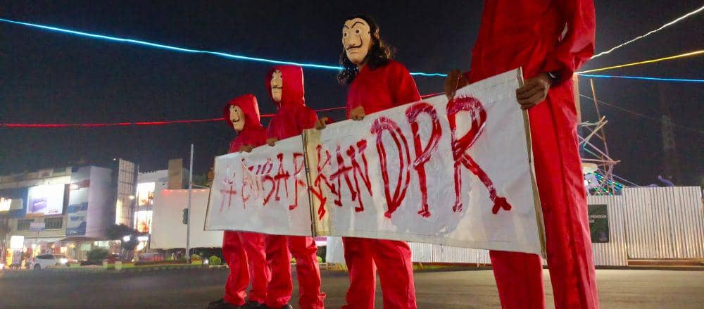 Aksi diam digelar di Tugu Adipura Bandar Lampung oleh Kelompok Studi Kader (KLASIKA) dan Kelompok Lingkaran Ketjil, Rabu (21/8/2024) malam. (Dok. KLASIKA - Lingkaran Ketjil).