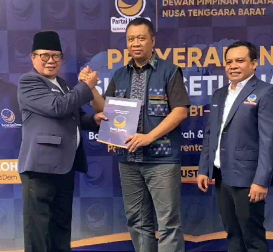 Ketua DPW Nasdem NTB Rumaksi menyerahkan SK B1KWK kepada Calon Gubernur NTB Zulkieflimansyah di Mataram, Kamis (22/8/2024). (dok. Istimewa)