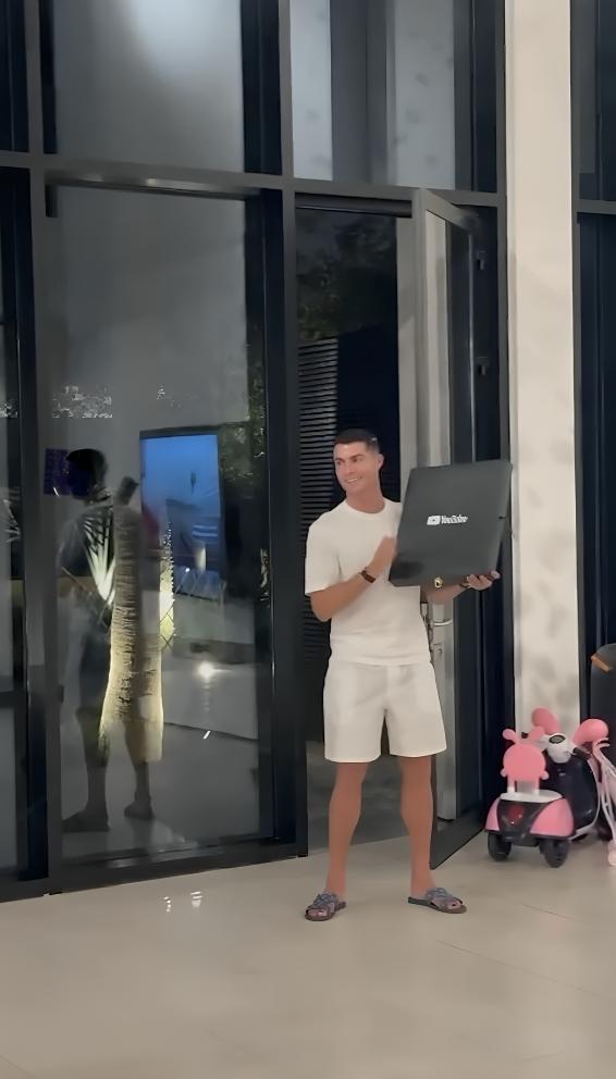 Cristiano Ronaldo dapat Golden Play Button (instagram.com/cristiano)