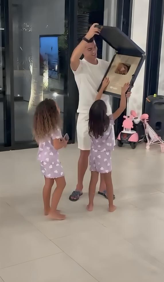 Cristiano Ronaldo dapat Golden Play Button (instagram.com/cristiano)