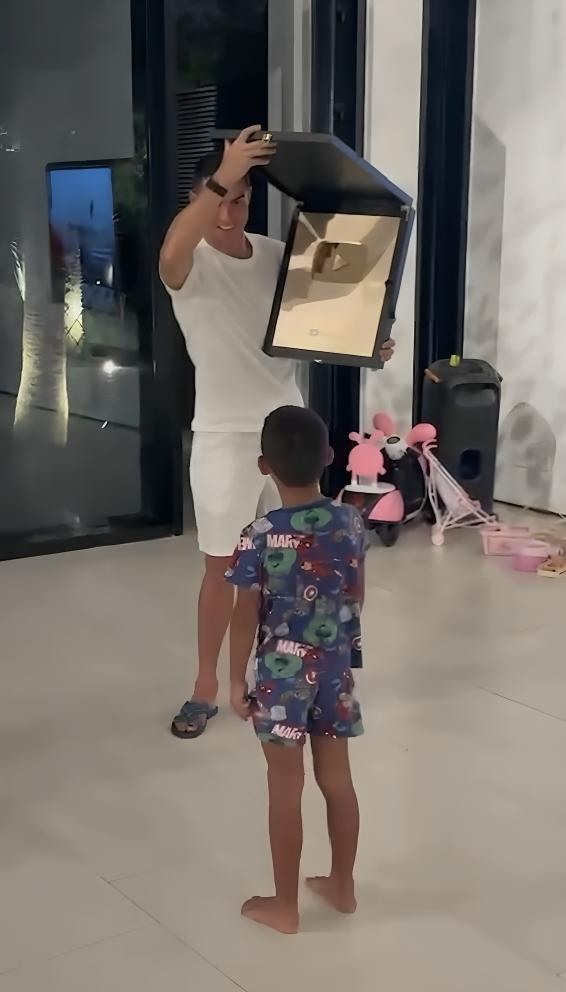 Cristiano Ronaldo dapat Golden Play Button (instagram.com/cristiano)
