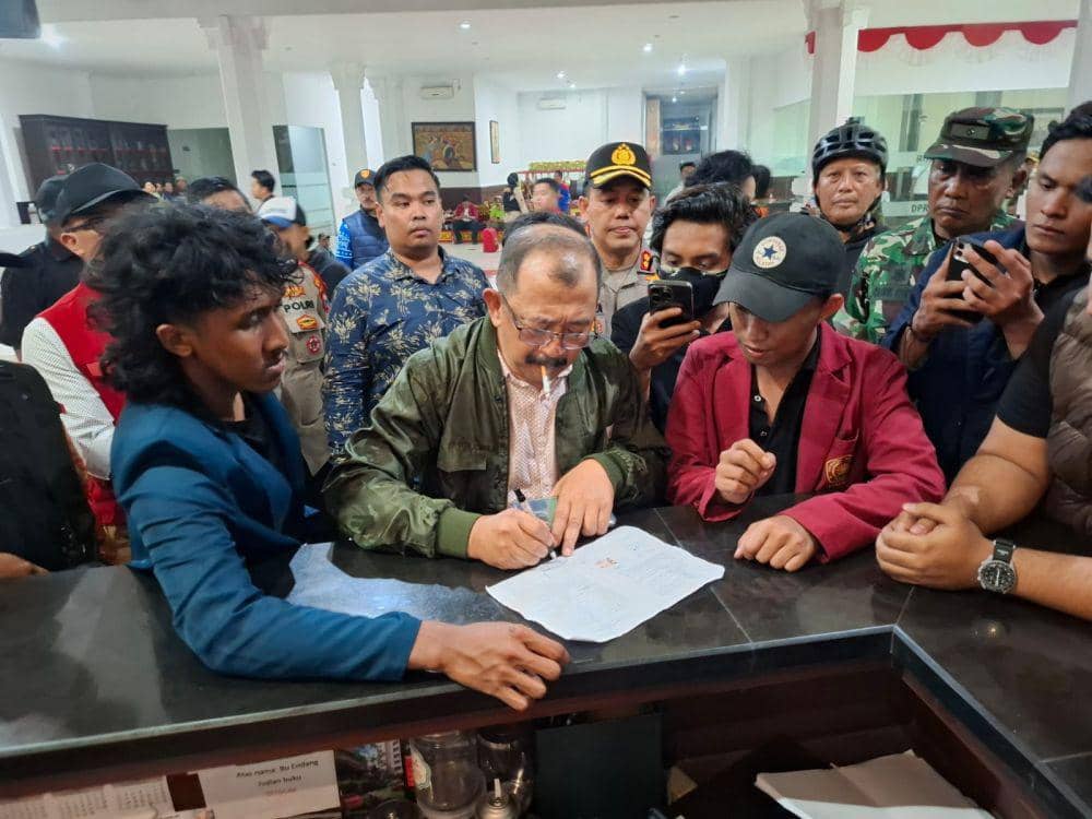 Anggota DPRD Kota Malang mendatangani tuntutan massa aksi. (IDN Times/Rizal Adhi Pratama)