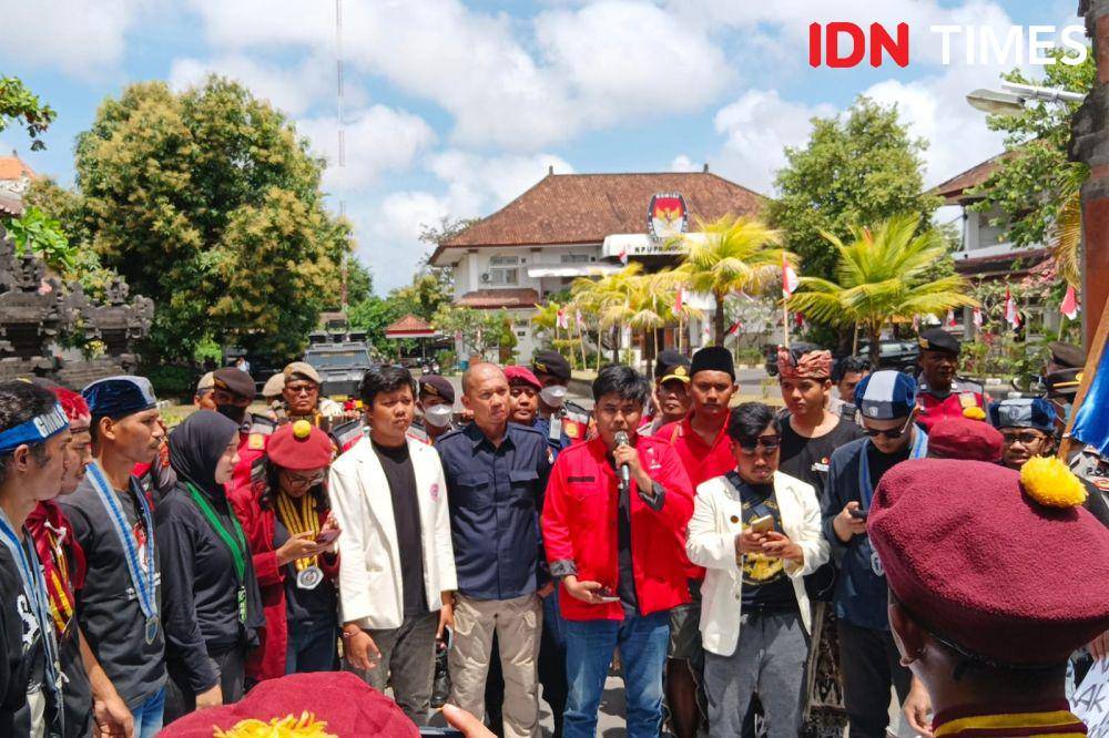 Seruan Aksi Cipayung Plus Bali ditunggu KPU Bali (IDN Times/Ayu Afria)