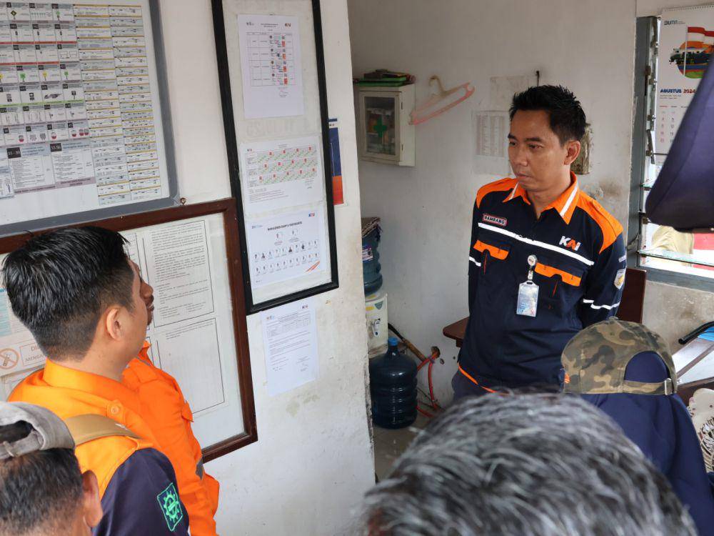Manajemen PT KAI Daop 6 Yogyakarta melakukan pengecekan perlintasan KA dari Stasiun Tugu Yogyakarta hingga Stasiun Patukan Sleman, Jumat (23/8/2024). (Dokumentasi PT KAI Daop 6 Yogyakarta)