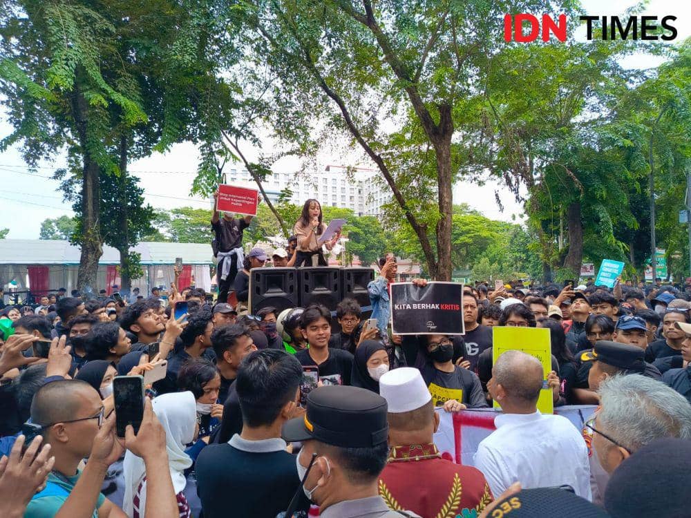 Tolak Politik Dinasti, Massa di Medan Geruduk DPRD Sumut